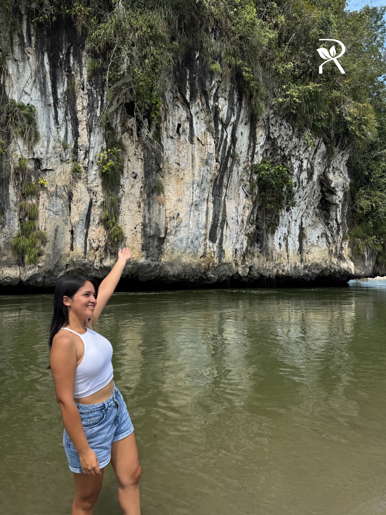 roca flotante con una bella señorita
